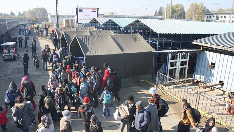Potpredsjednik Ostojić u Sl. Brodu: Izbjeglice će proći registraciju, dobiti hranu i vratiti se u vlak za Sloveniju 